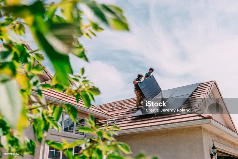 Instalan paneles solares en edificios públicos del municipio
