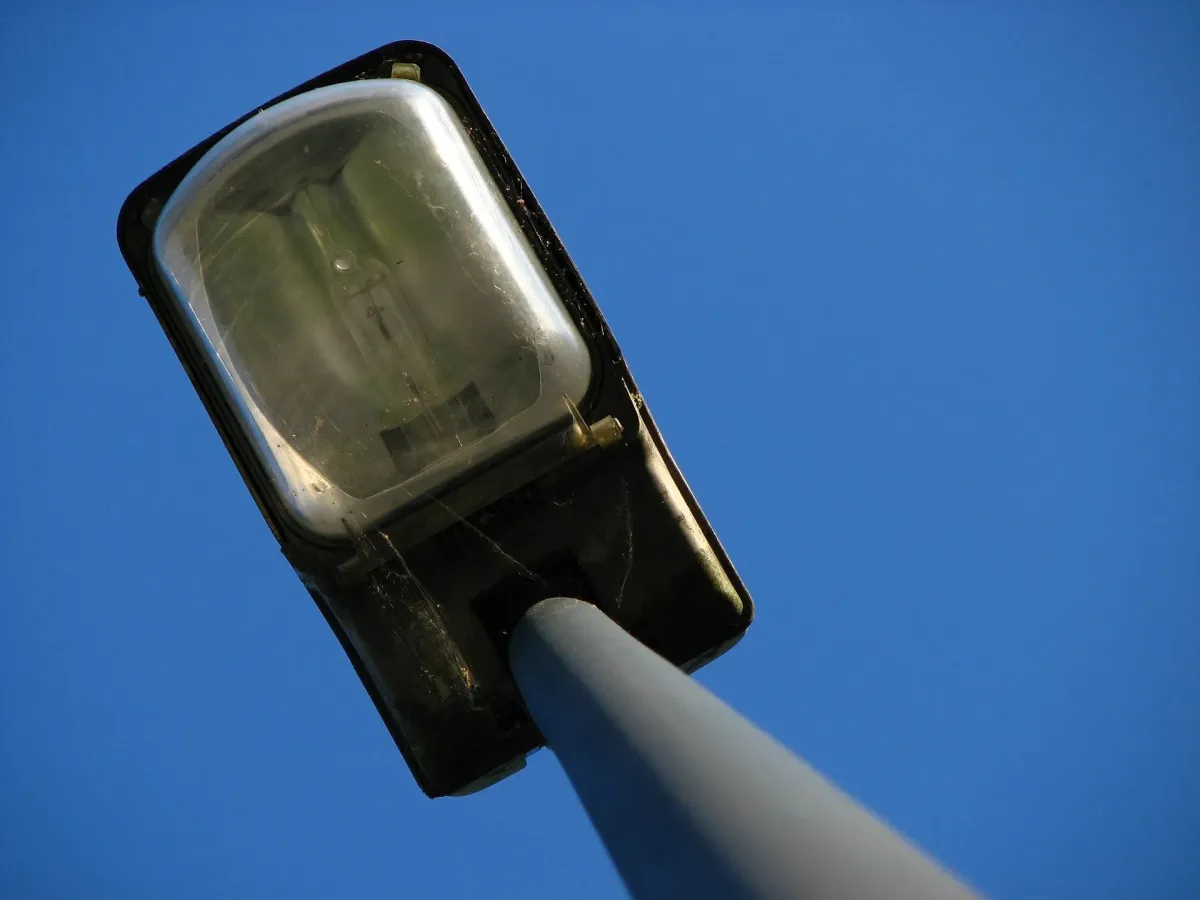 Vecinos piden mayor iluminación en el parque de la colonia